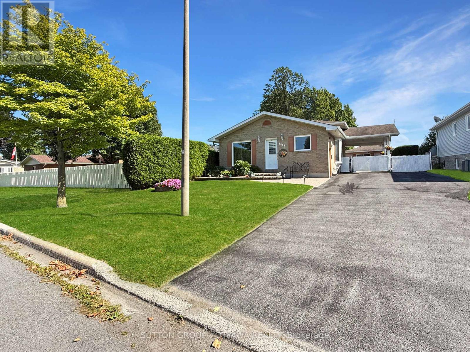 1888 Belvedere Crescent Property Photo 2