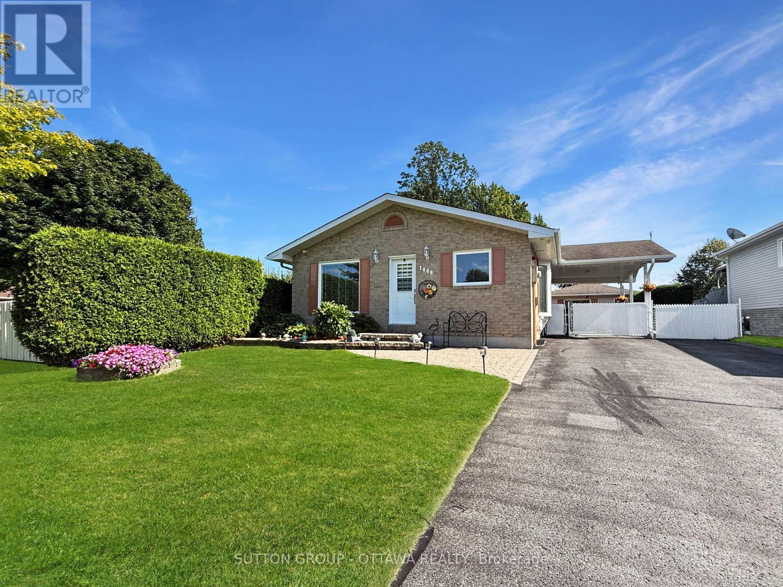 1888 Belvedere Crescent Property Photo 3