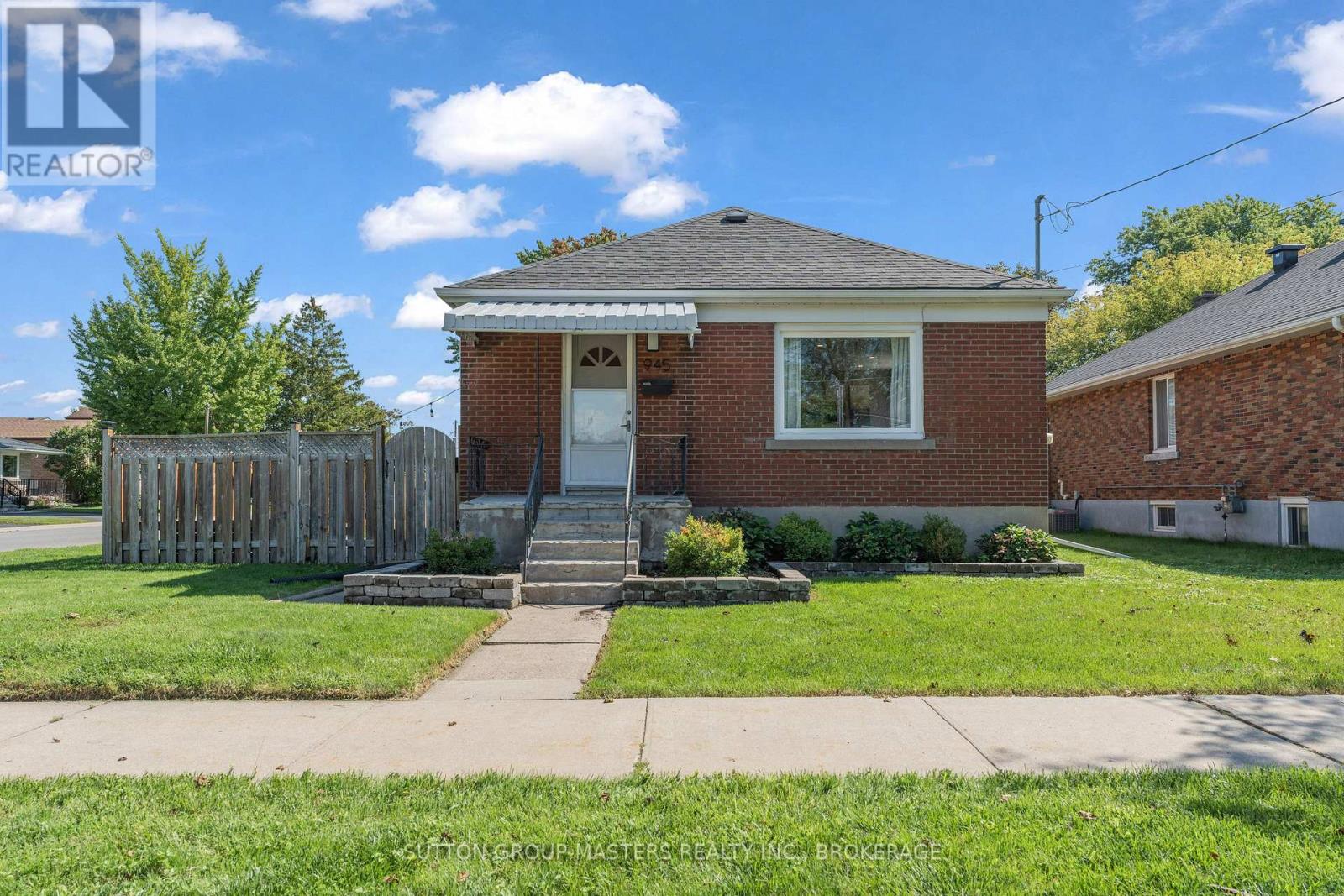 945 Victoria Street Property Photo 1