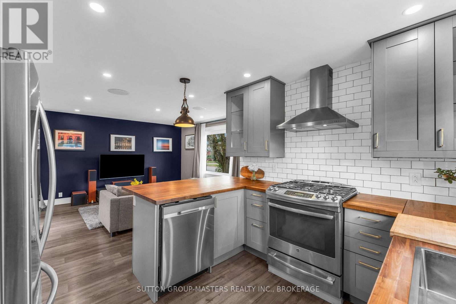 945 Victoria Street Property Photo 11
