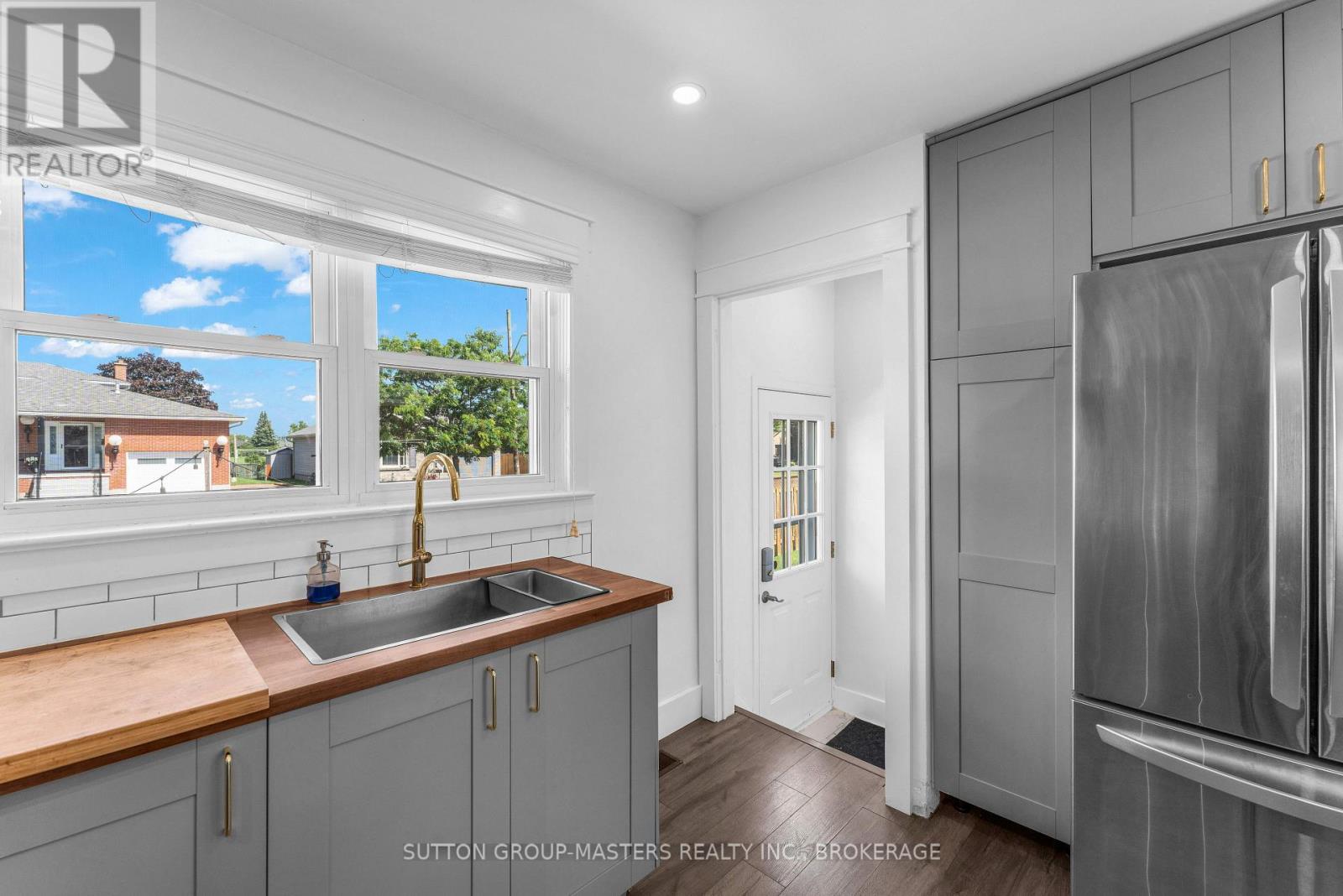 945 Victoria Street Property Photo 12
