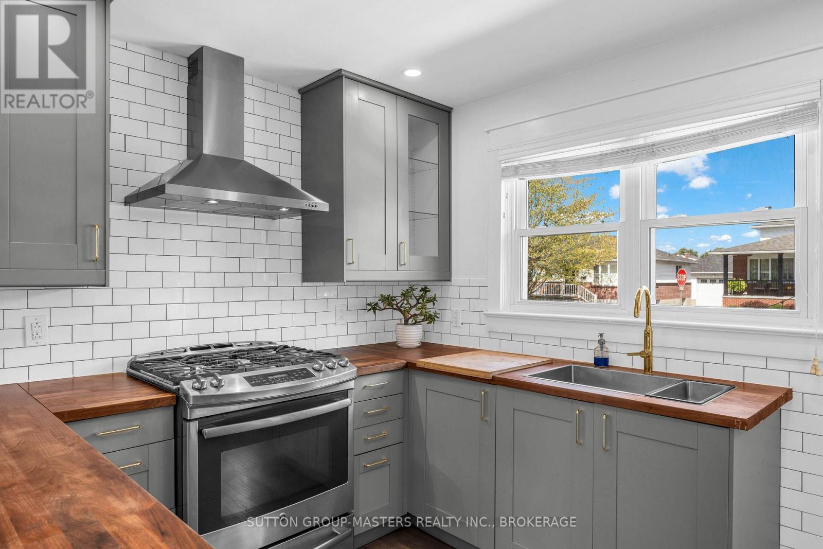 945 Victoria Street Property Photo 13