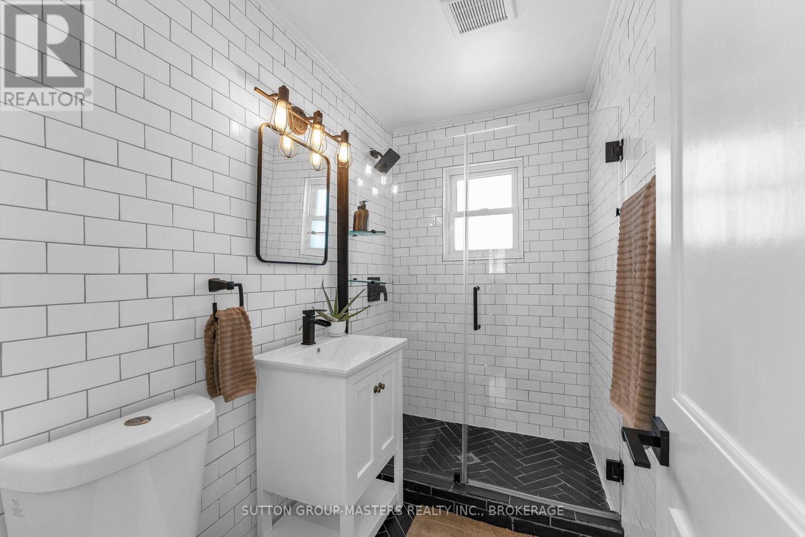 945 Victoria Street Property Photo 14