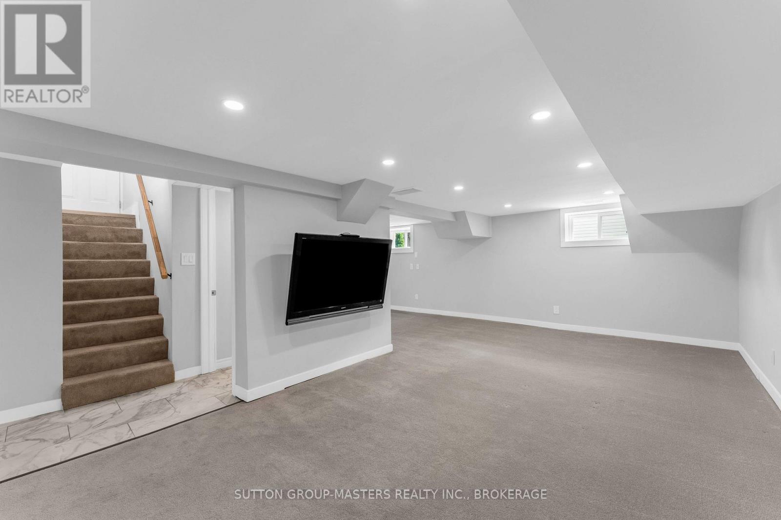 945 Victoria Street Property Photo 22