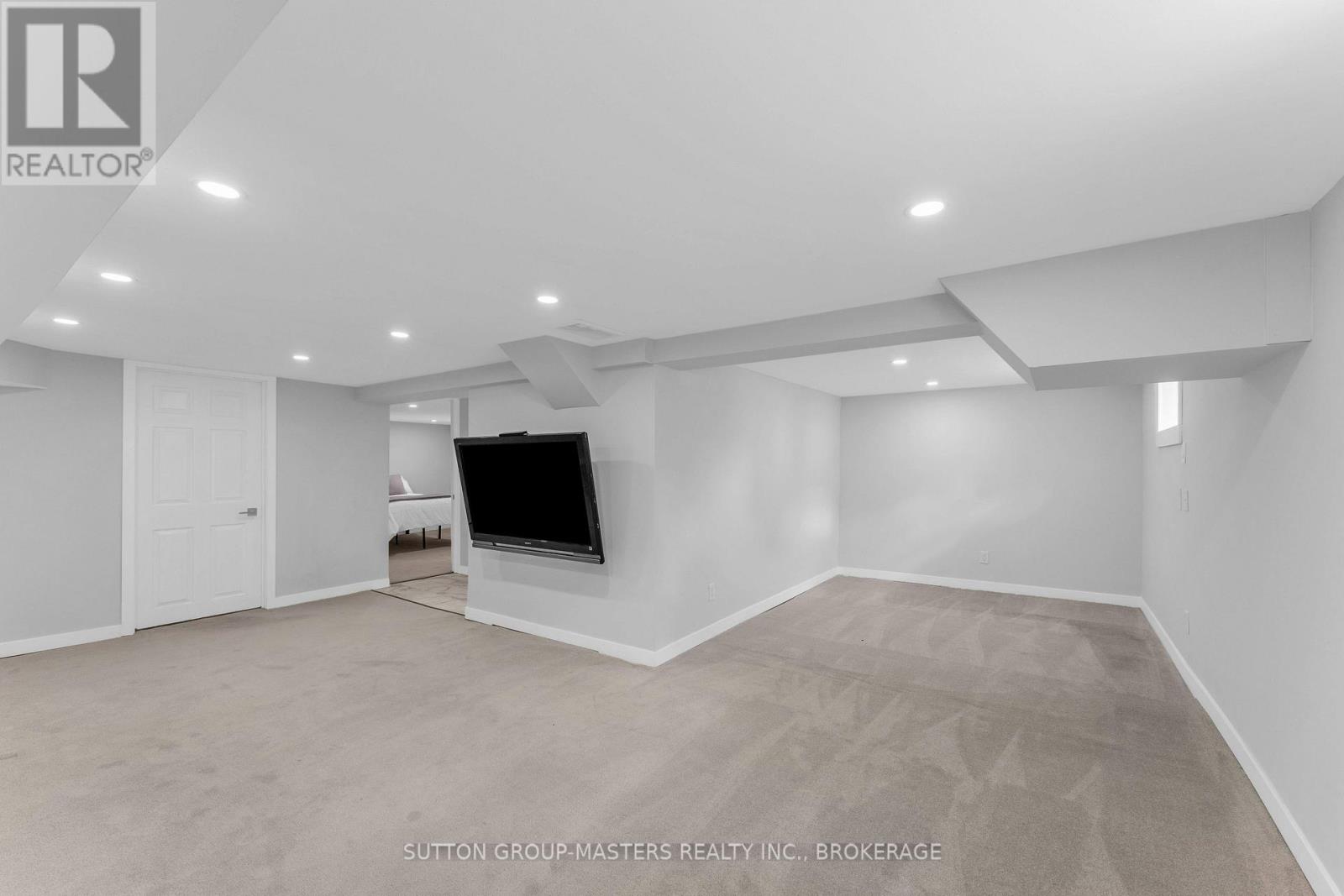 945 Victoria Street Property Photo 23