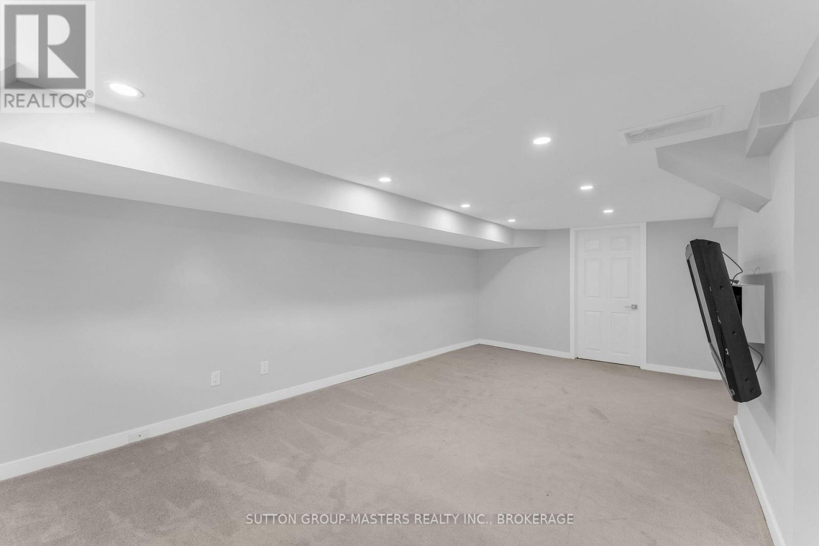 945 Victoria Street Property Photo 24