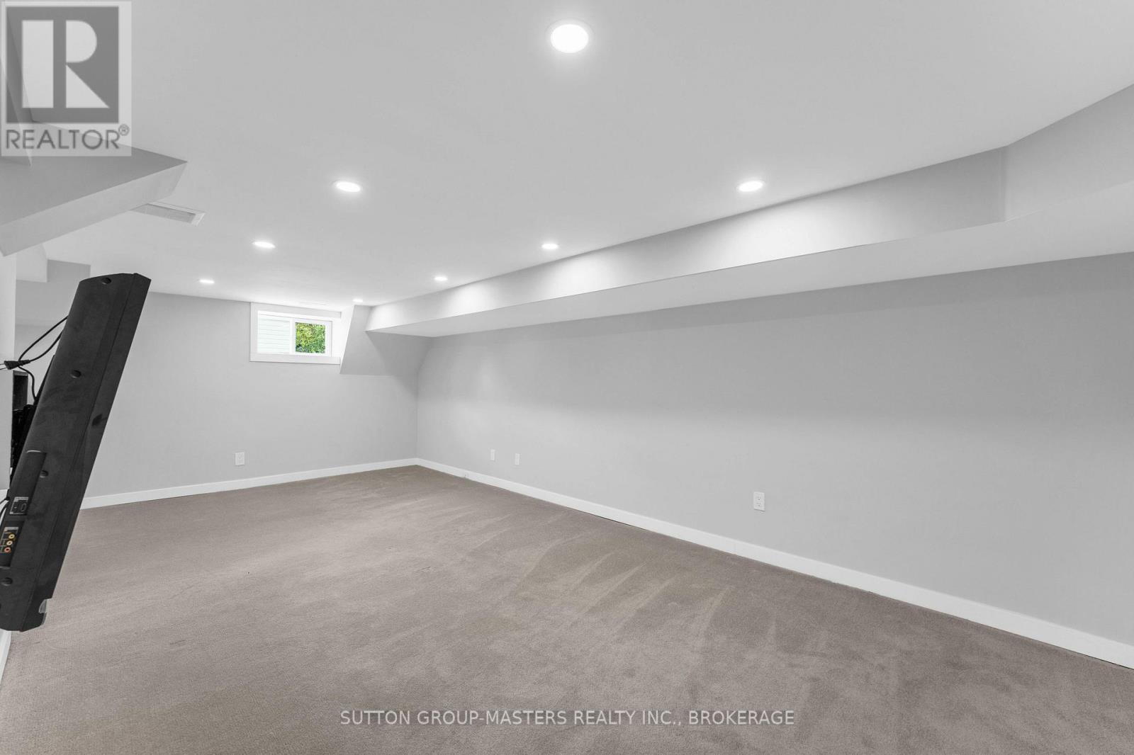 945 Victoria Street Property Photo 25