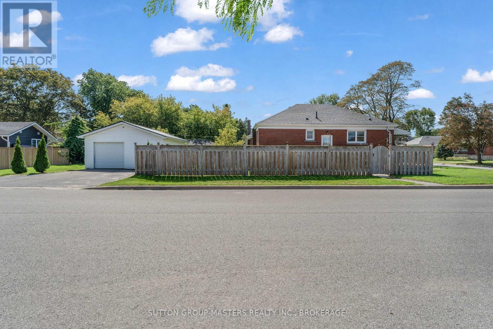 945 Victoria Street Property Photo 34