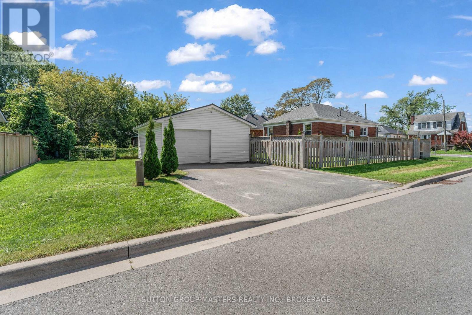 945 Victoria Street Property Photo 35