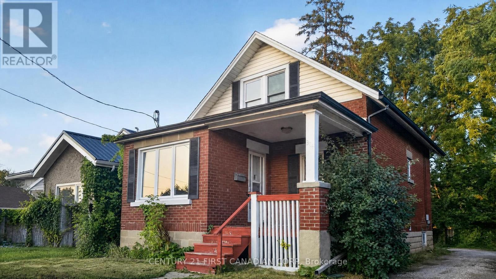384 WHARNCLIFFE ROAD S Property Photo 1