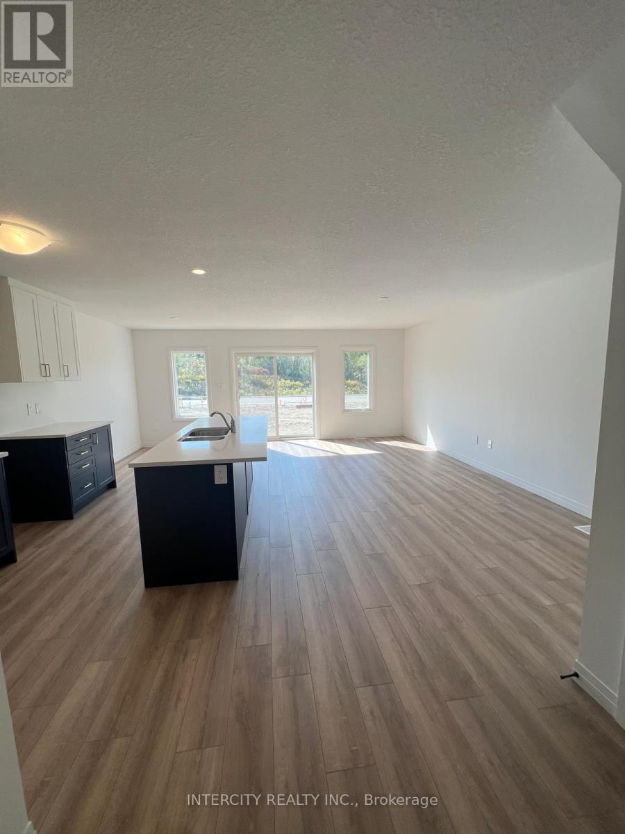 81 Queensbrook Crescent Property Photo 3