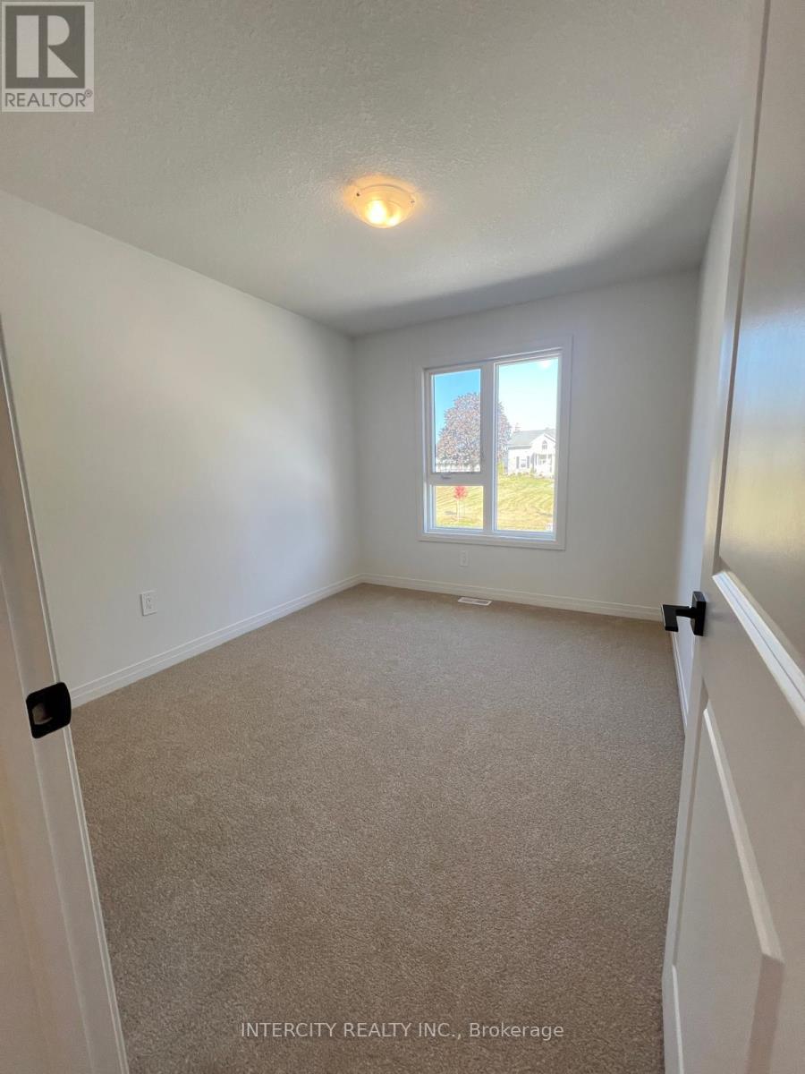 81 Queensbrook Crescent Property Photo 6