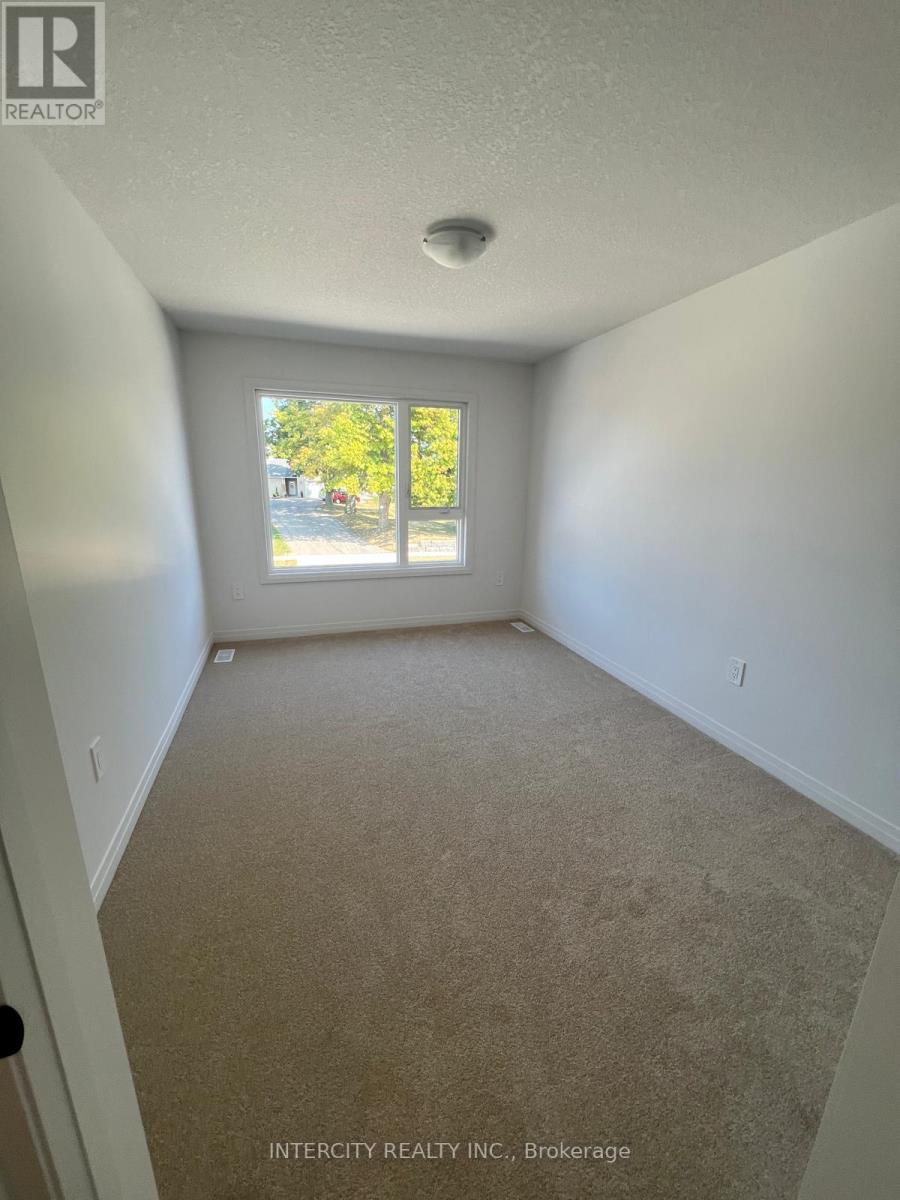 81 Queensbrook Crescent Property Photo 7