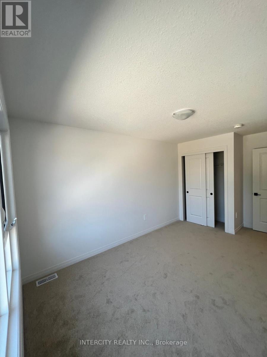 81 Queensbrook Crescent Property Photo 8