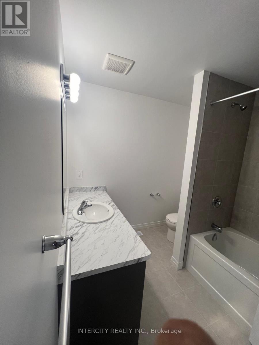 81 Queensbrook Crescent Property Photo 9