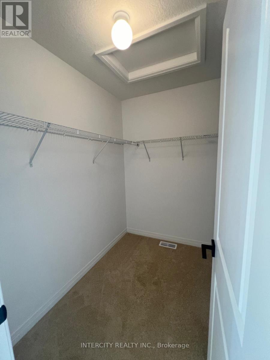 81 Queensbrook Crescent Property Photo 14