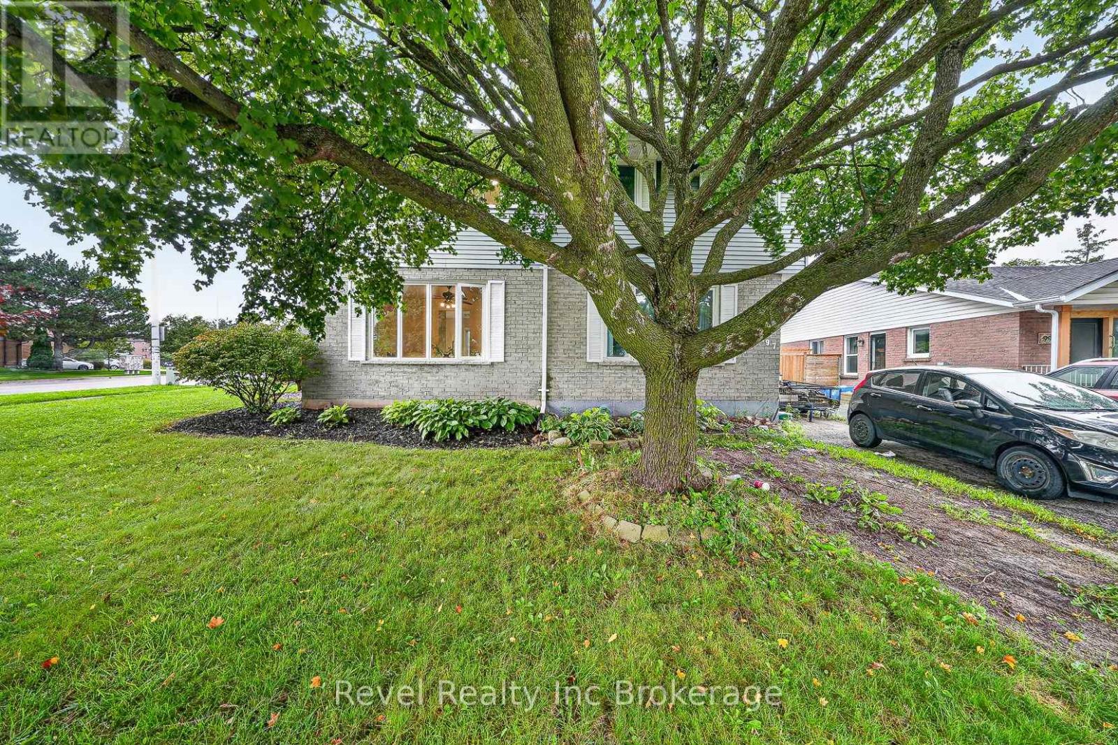 995 Cree Avenue Property Photo 3