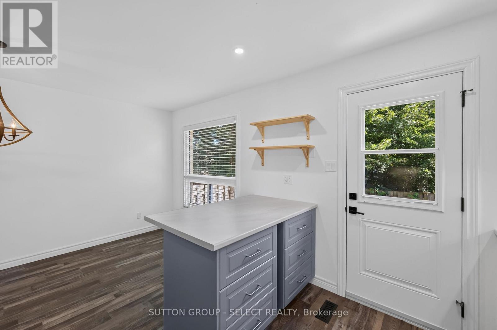 8 - 925 Lawson Road Property Photo 10