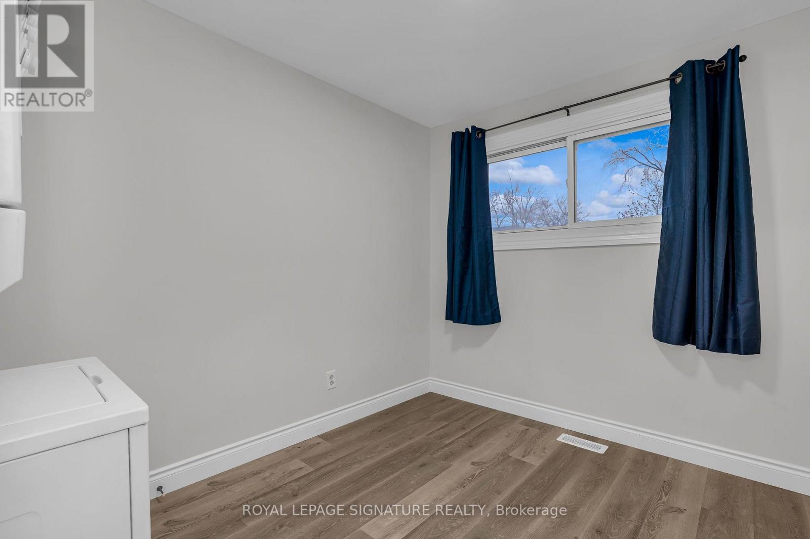Main - 515 Queensdale Avenue E Property Photo 7