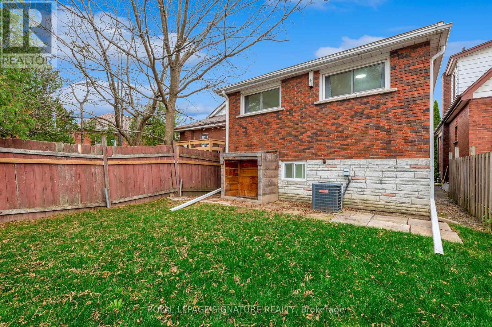 Main - 515 Queensdale Avenue E Property Photo 11