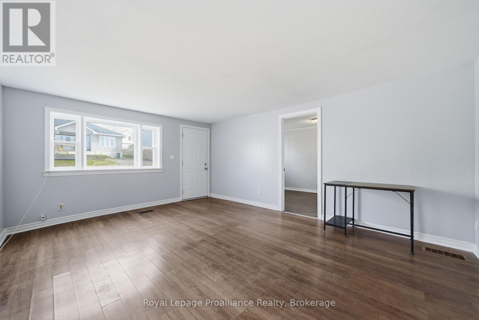 199 Dundas Street E Property Photo 7