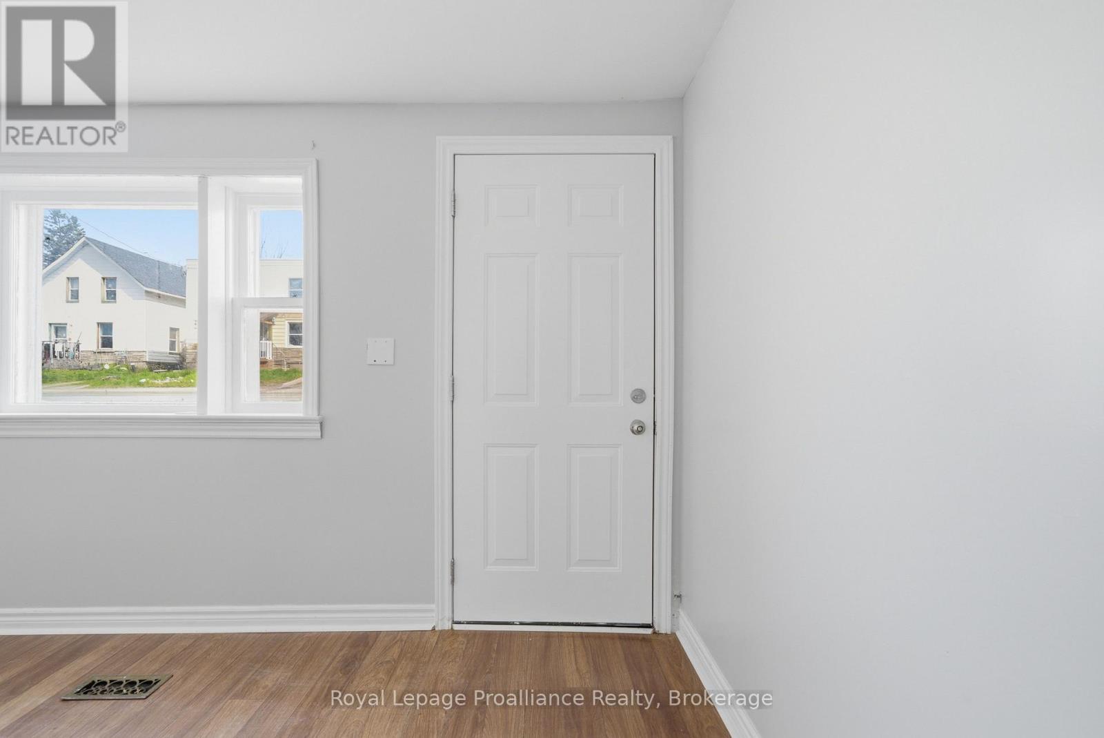 199 Dundas Street E Property Photo 8