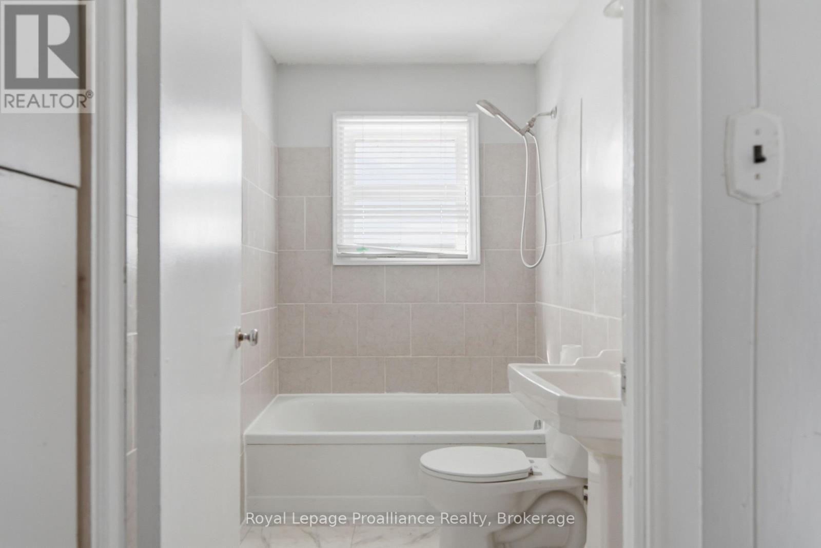 199 Dundas Street E Property Photo 18