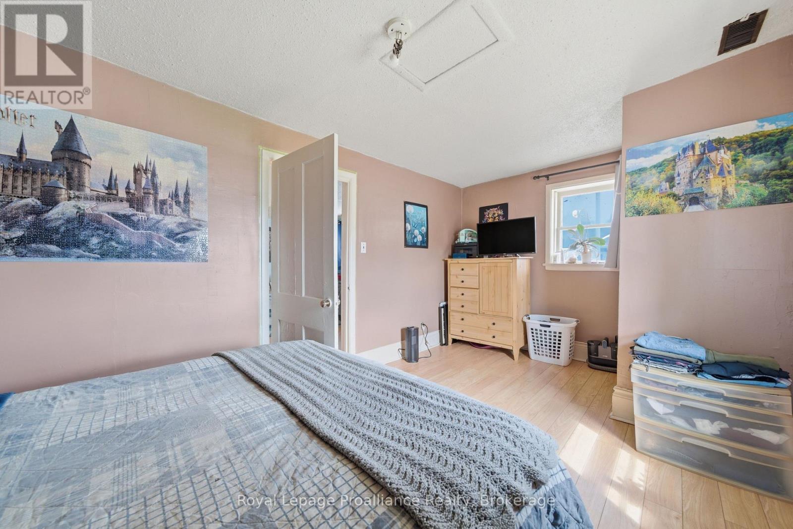 199 Dundas Street E Property Photo 22