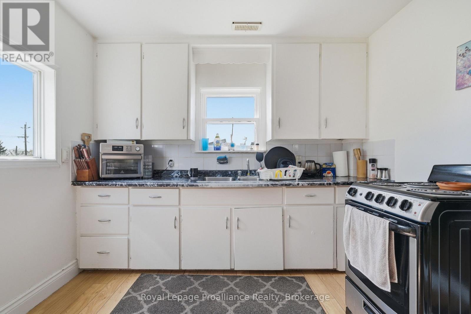 199 Dundas Street E Property Photo 26