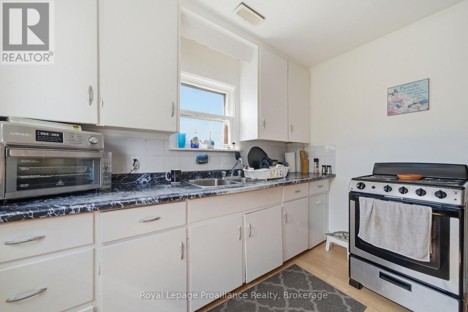 199 Dundas Street E Property Photo 27