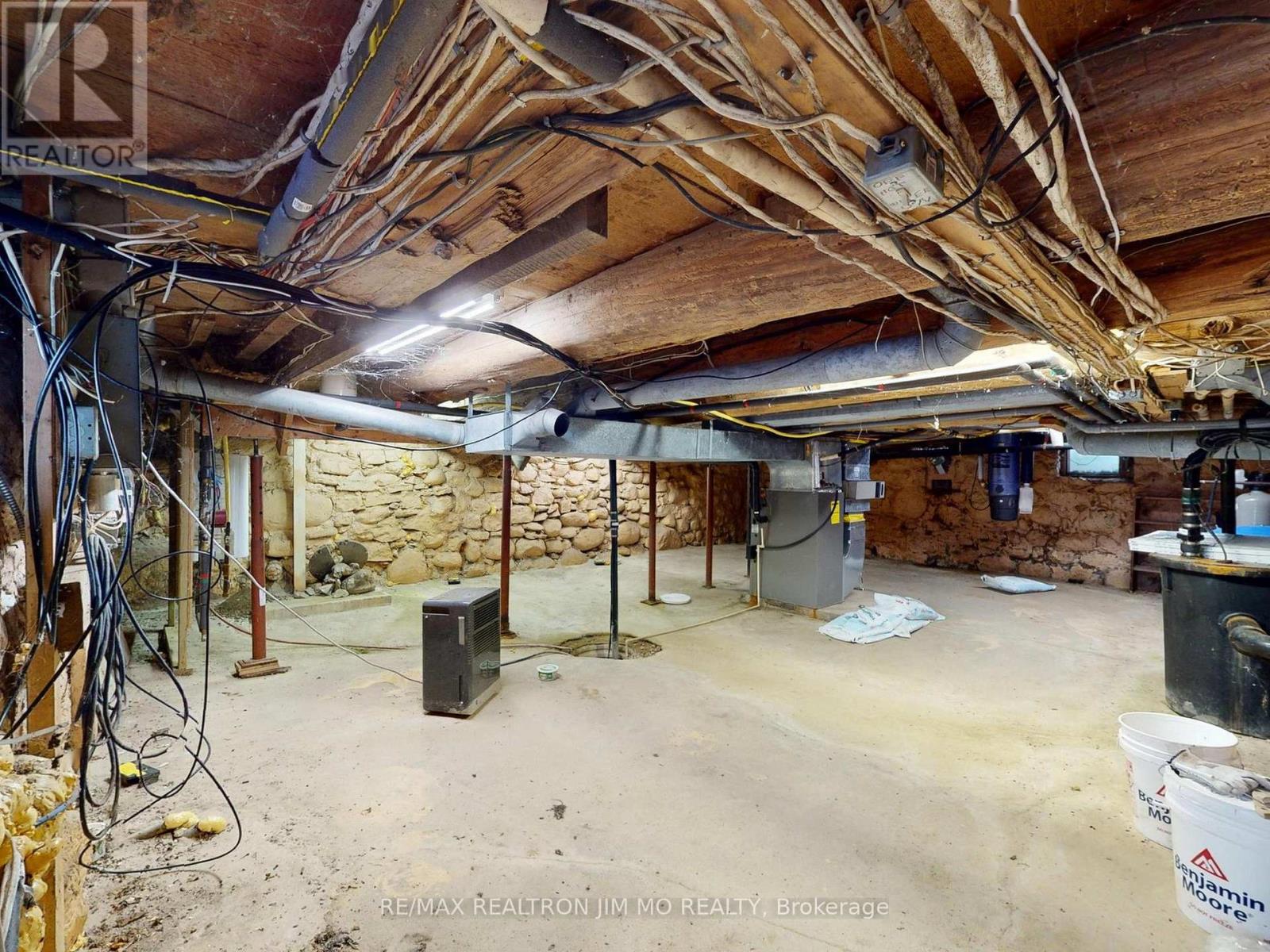 660 Fourth Line Property Photo 34