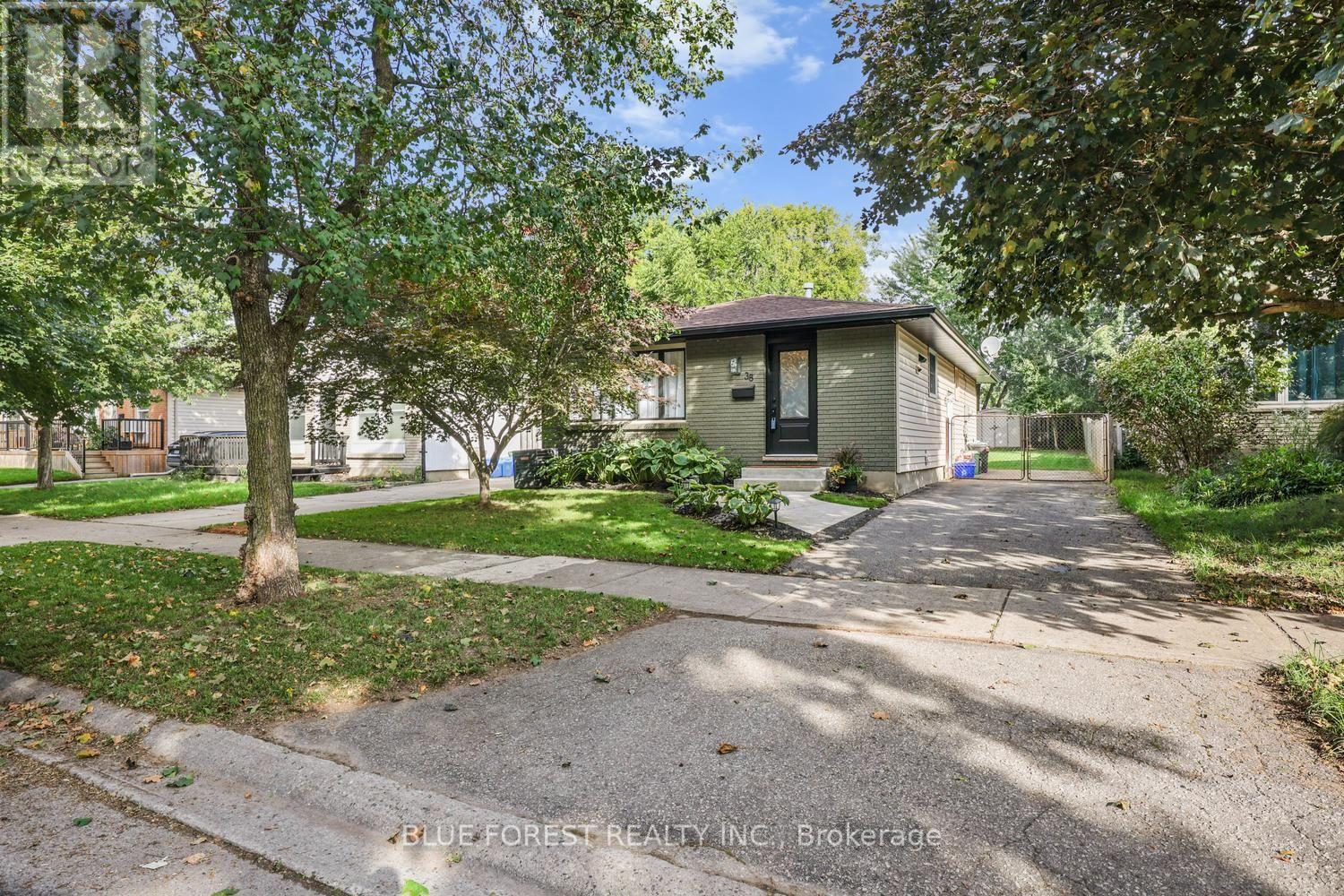 38 STROUD CRESCENT Property Photo 1