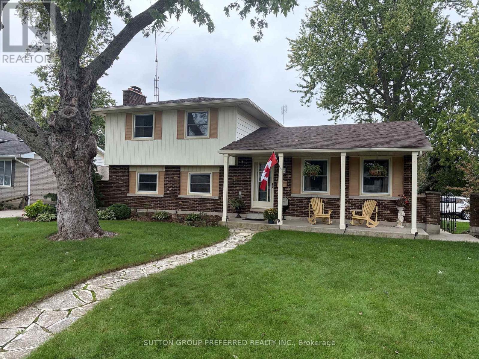 20 CEDARWOODS CRESCENT Property Photo 1