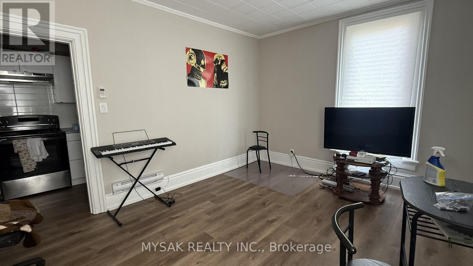 82-84 Welland Avenue Property Photo 10