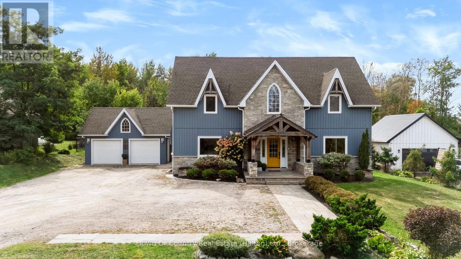 5540 8th Line Property Photo 1