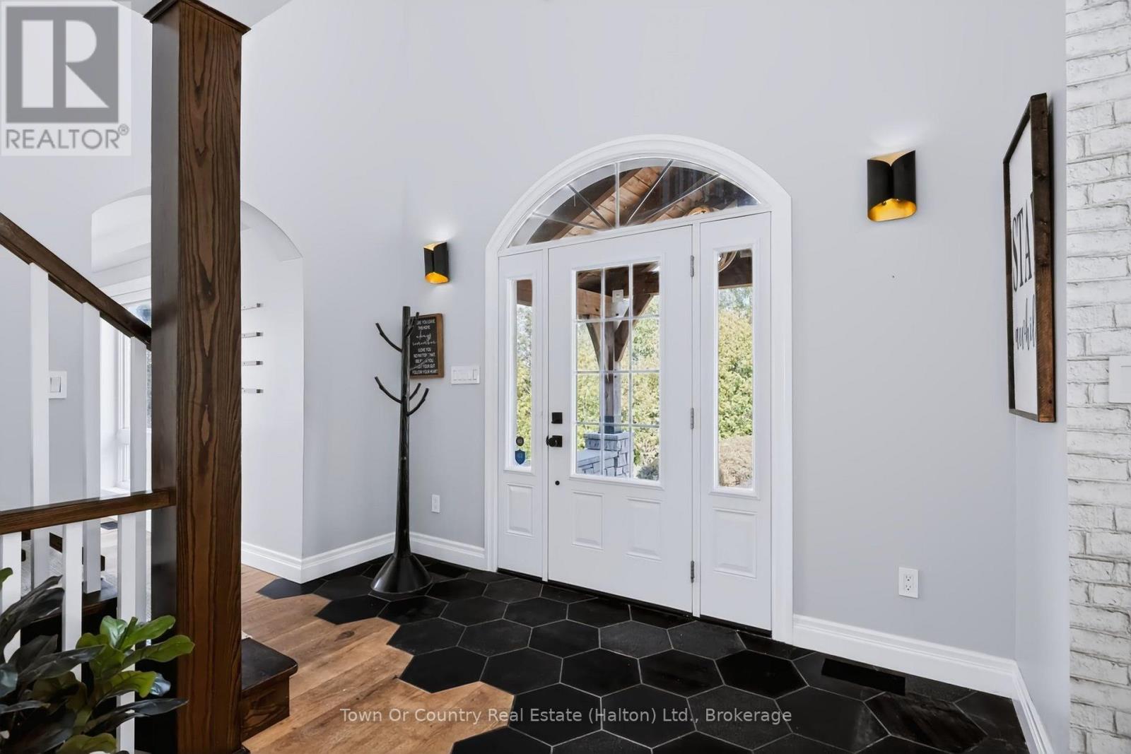 5540 8th Line Property Photo 6