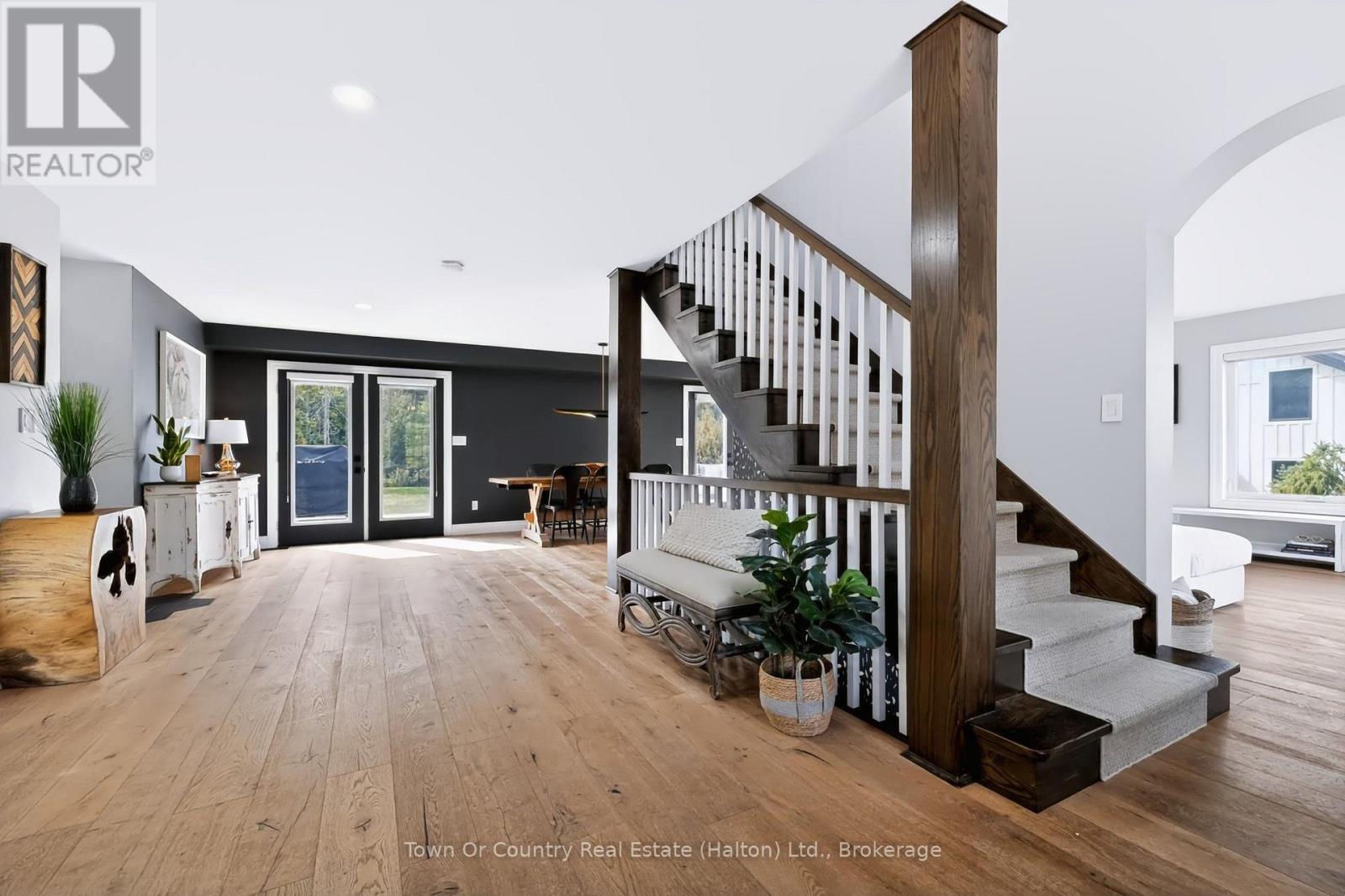 5540 8th Line Property Photo 8