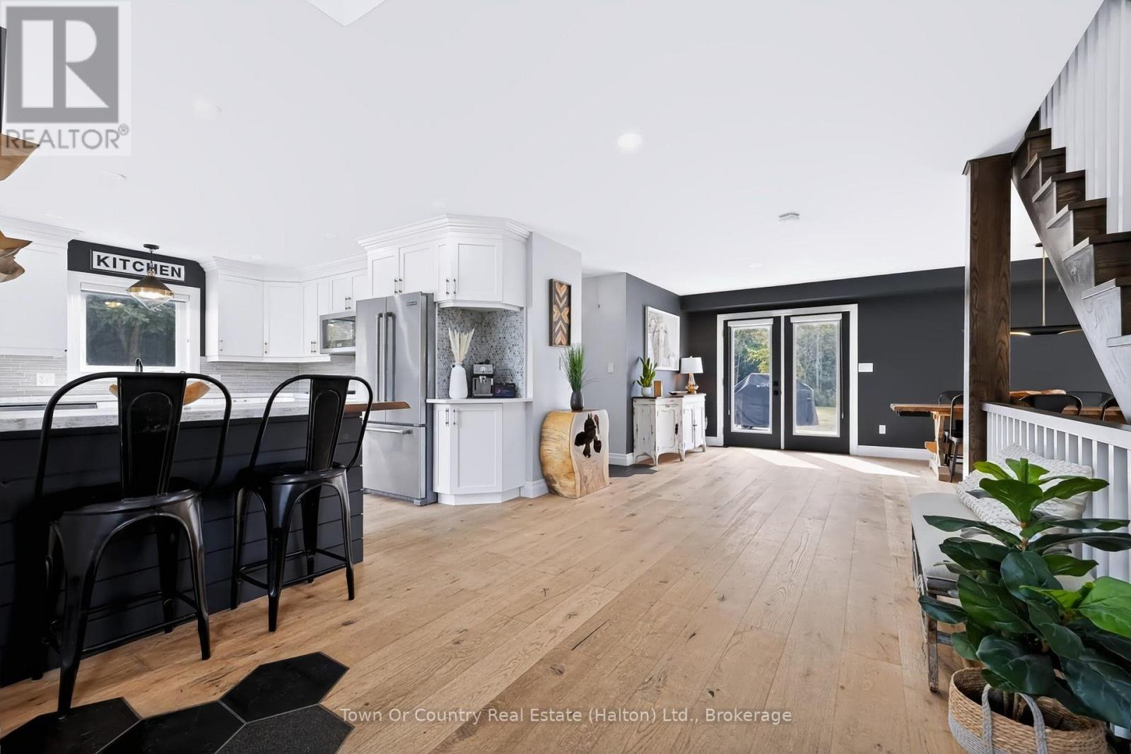 5540 8th Line Property Photo 10