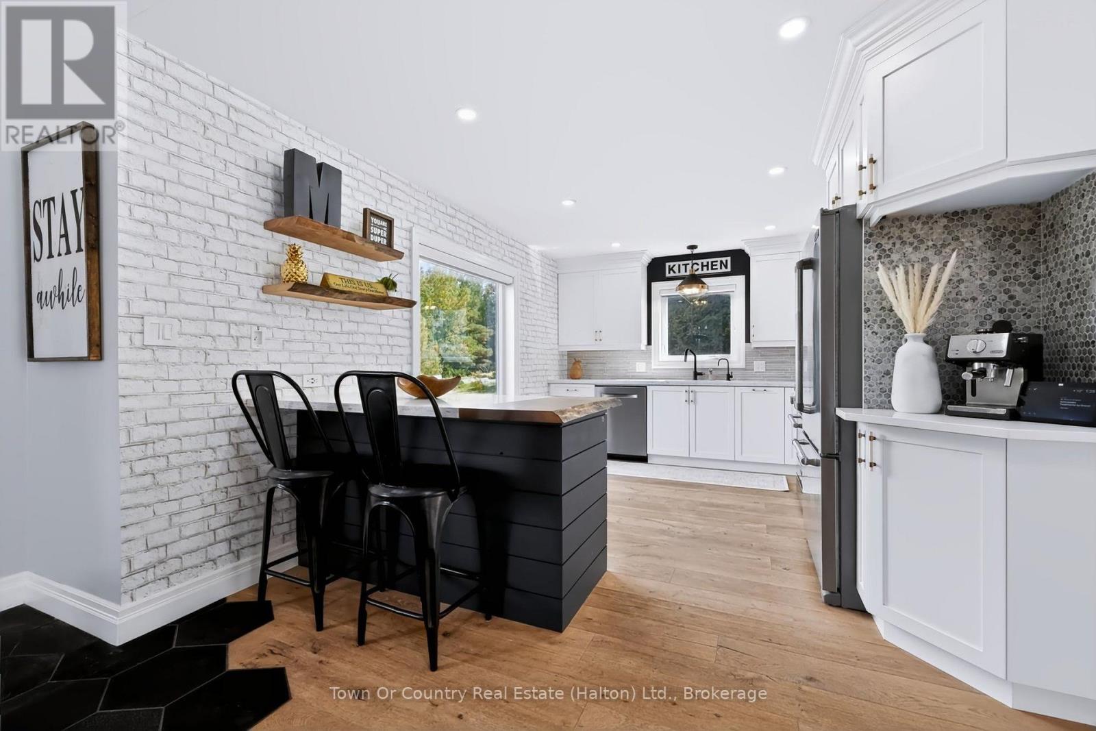 5540 8th Line Property Photo 12