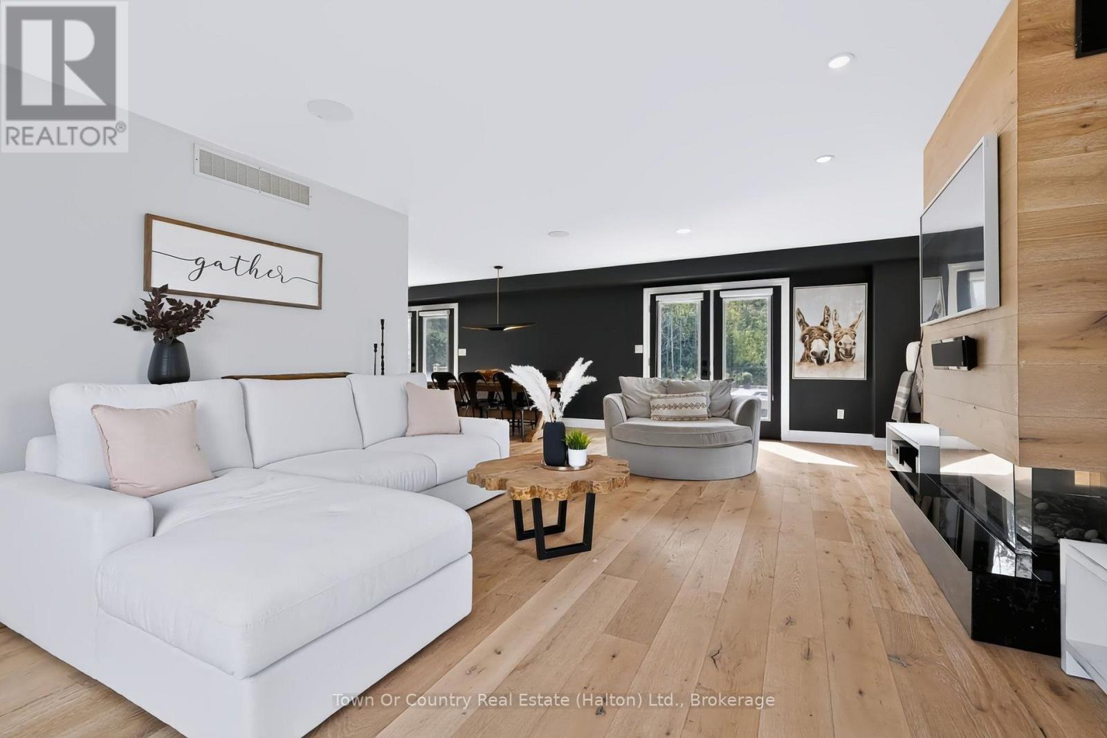 5540 8th Line Property Photo 17