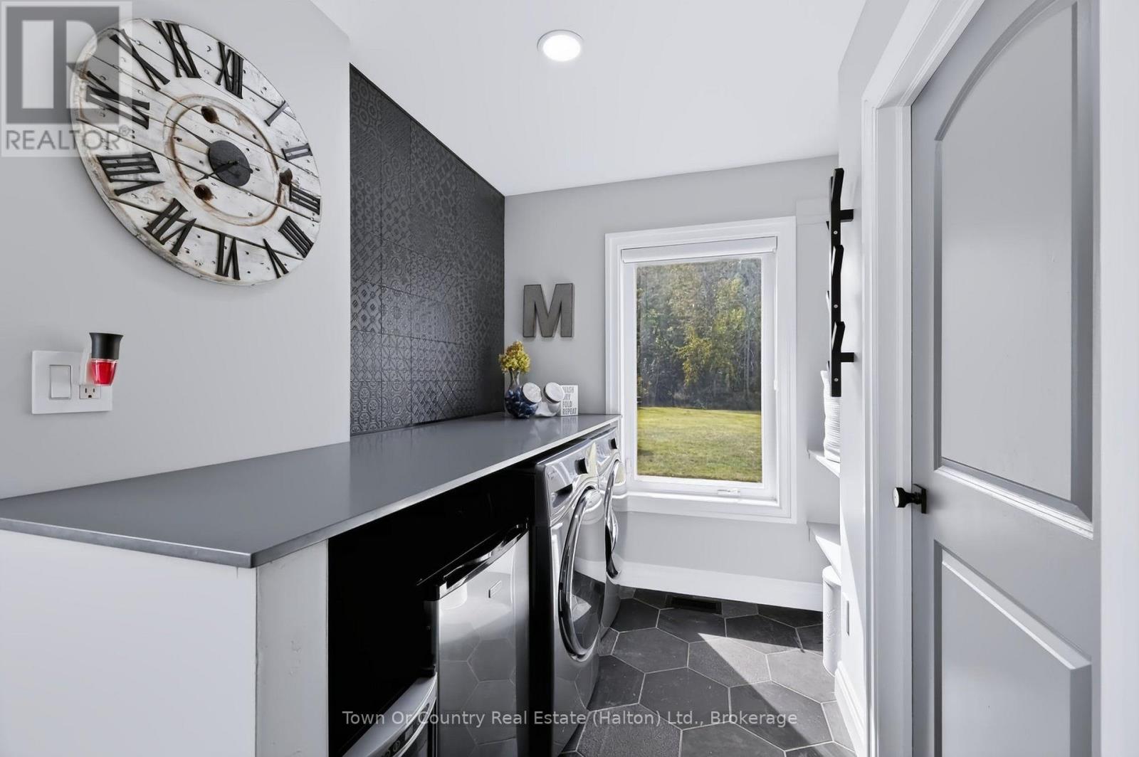 5540 8th Line Property Photo 21