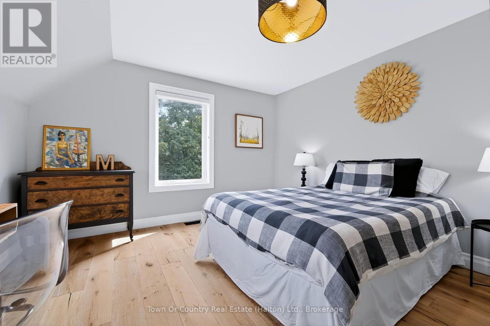 5540 8th Line Property Photo 25