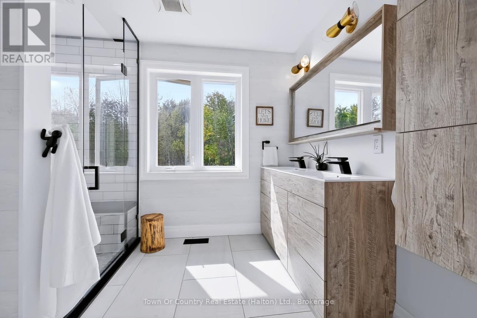 5540 8th Line Property Photo 30