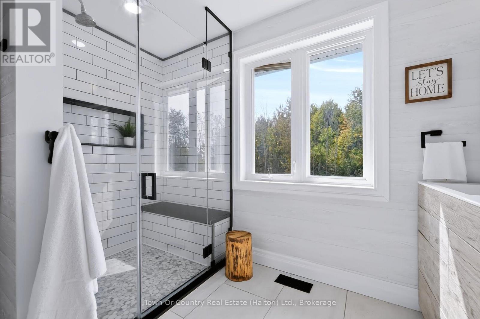 5540 8th Line Property Photo 31