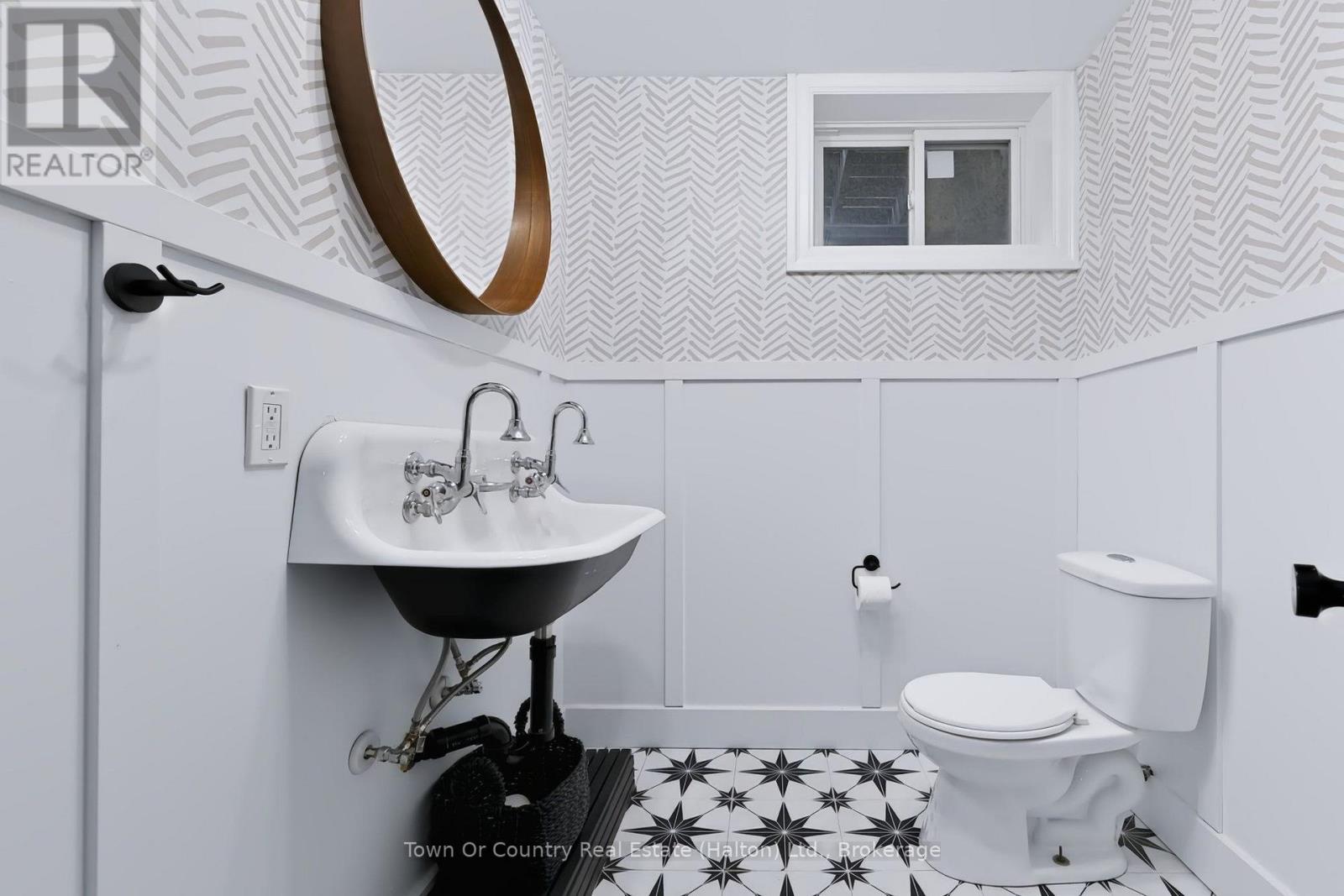5540 8th Line Property Photo 34