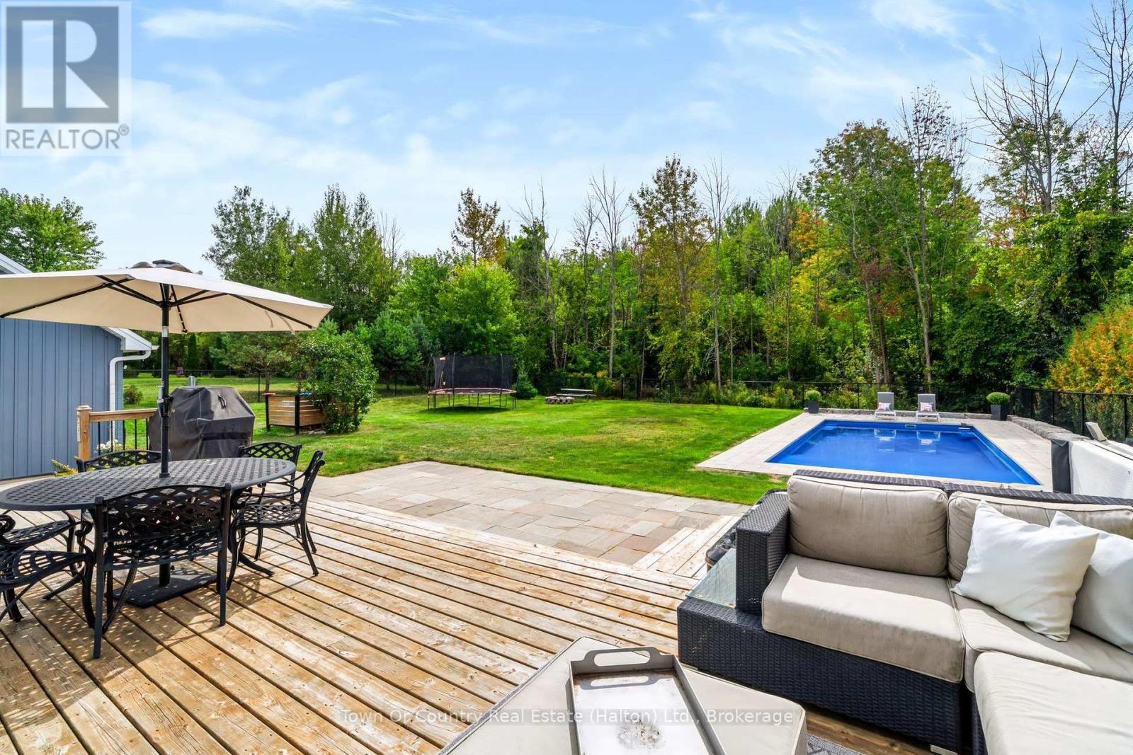 5540 8th Line Property Photo 38