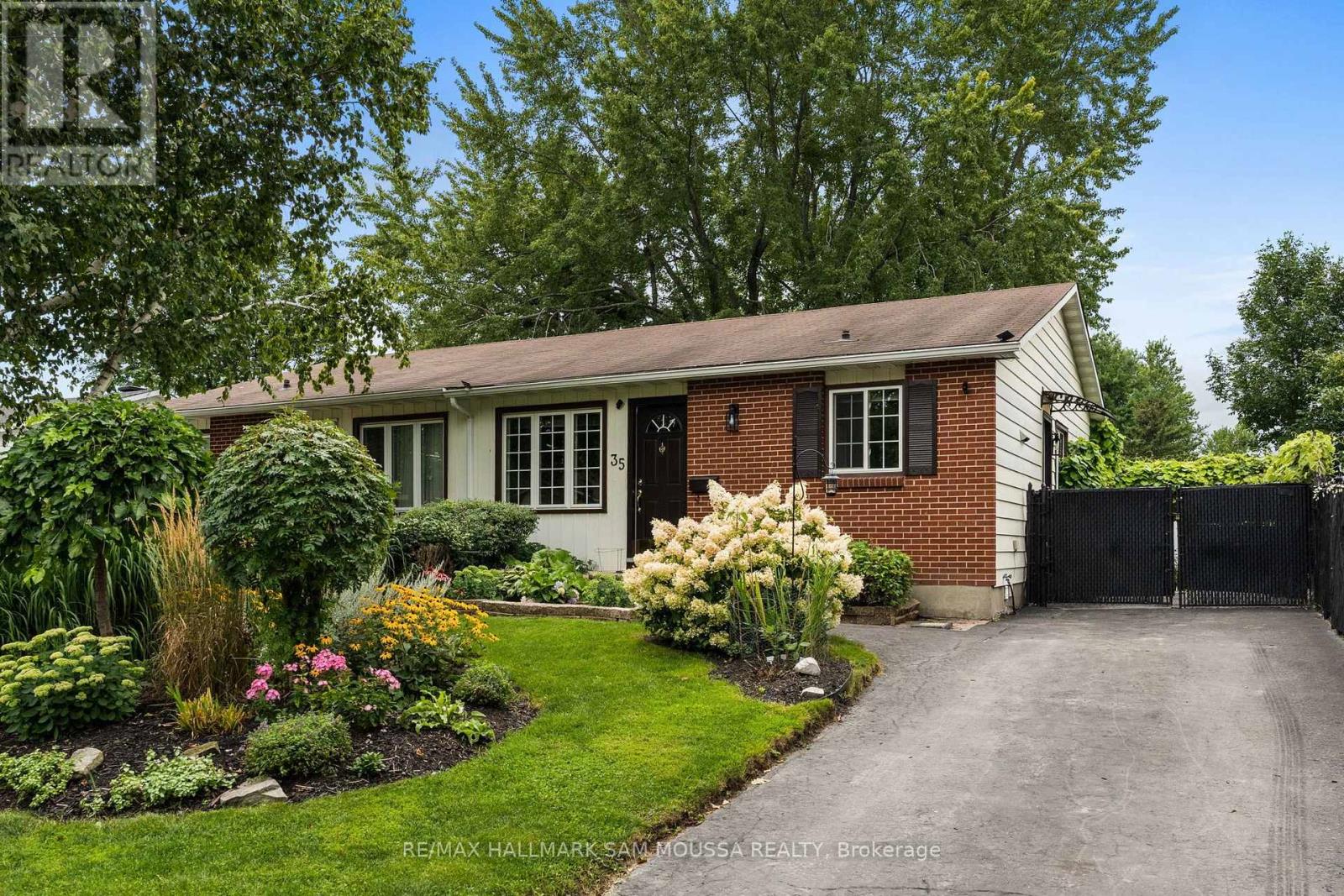 35 BALLANTRAE WAY Property Photo 1