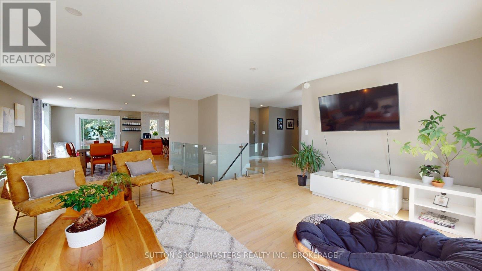 1196 Gladstone Way Property Photo 8