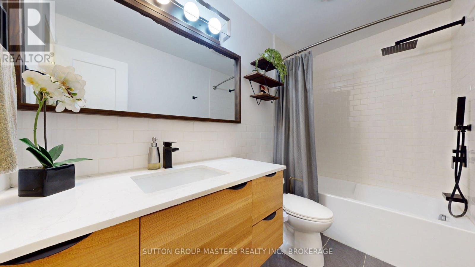 1196 Gladstone Way Property Photo 24