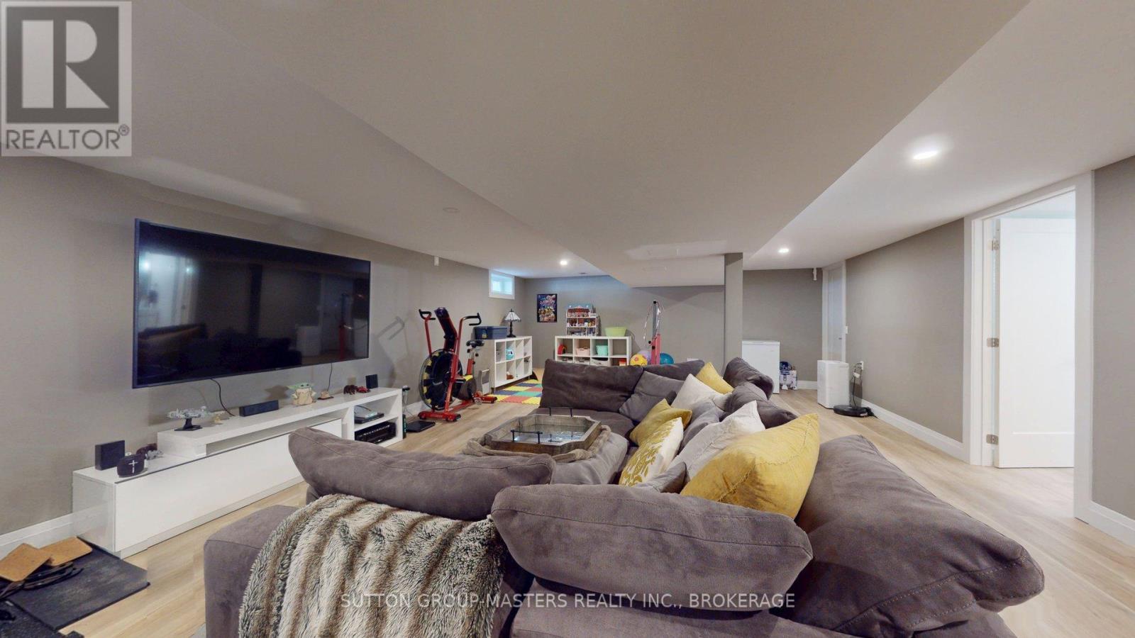 1196 Gladstone Way Property Photo 32